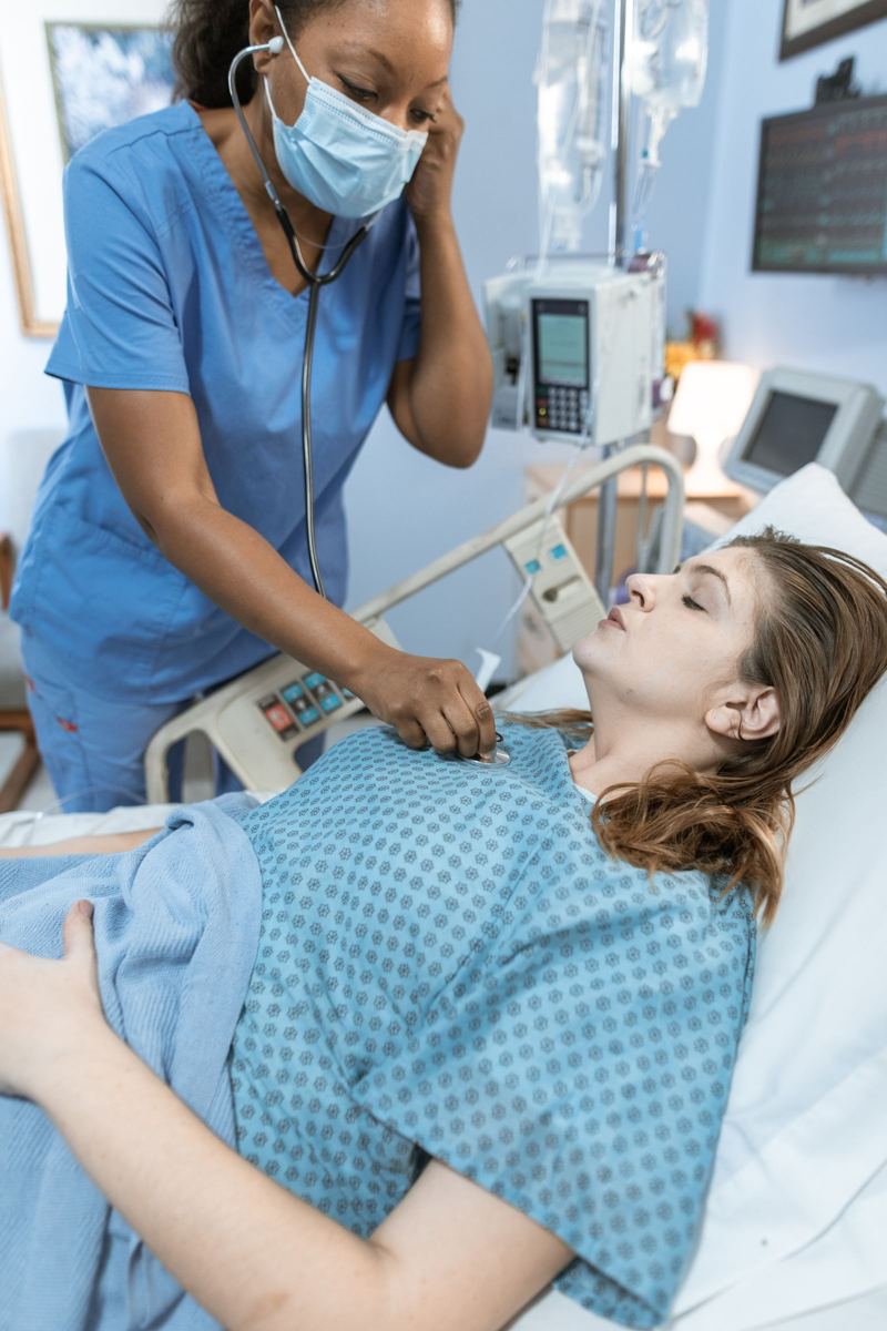 Pflegekraft auf der Intensivstation am Patientenbett